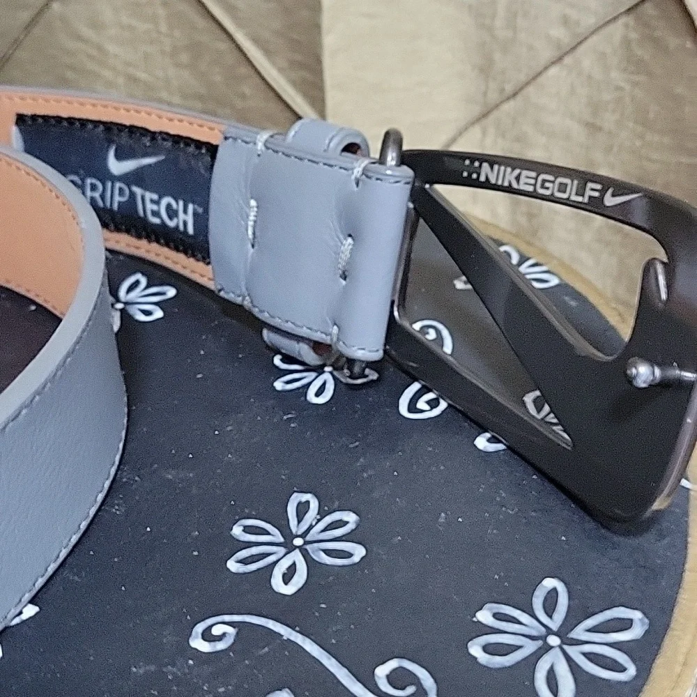 VGUC- Nike Golf ‘Grip Tech’ Leather Belt